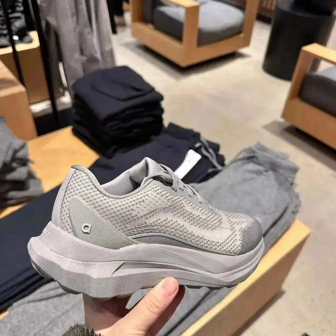 2025 New Men's and Women's Same Style Fashionable Sports and Leisure Outdoor Lightweight, Breathable and Versatile Running Shoes - Chicchar Fashion