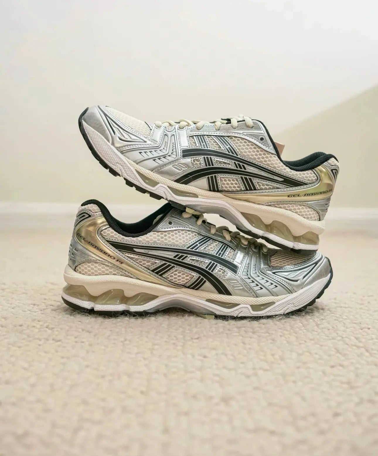 ASICS Comfortable Shock-absorbing and Wear-resistant Low Top Running Shoes for Both Men and Women in Beige Silver 1203A537-200 - Chicchar Fashion